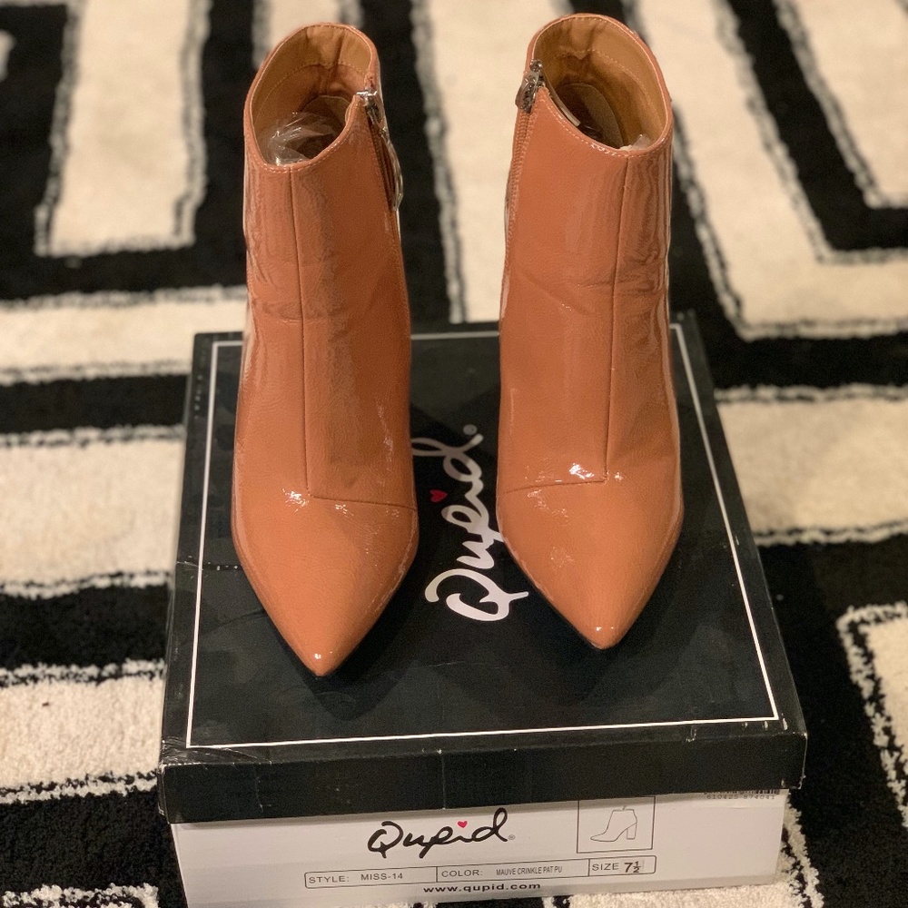 NUDE PINK Patent leather Booties